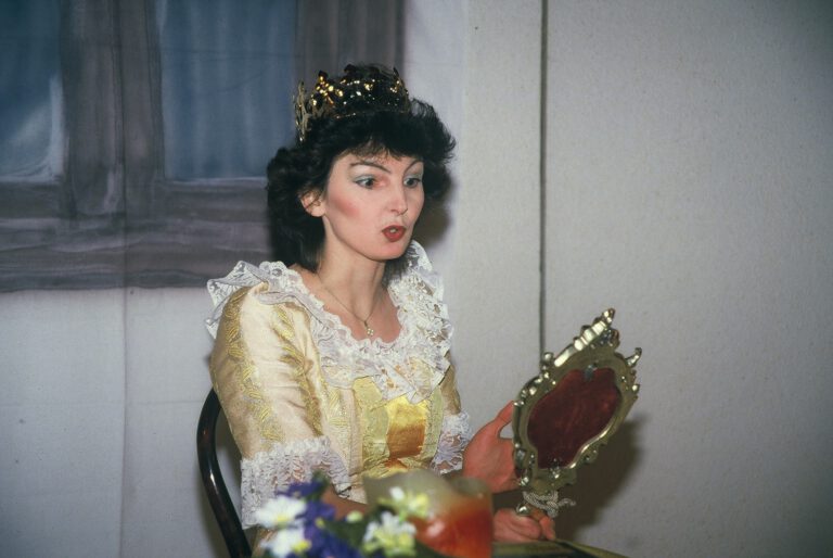 „Spieglein, Spieglein in meiner Hand ...“: Elisabeth Boindl als eifersüchtige Königin 