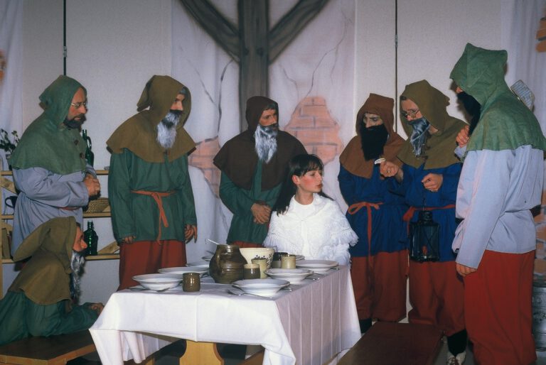 Schneewittchen (Herta Pichler) und die sieben Zwerge (Josef Apfelthaler, Erich Bräuer, Andreas Krenner, Robert Redl, Anton Gisy, Otto Bauer, Martin Hetzendorfer)
