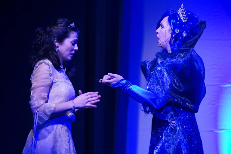 Pamina (Angelika Böhm) bei der Königin der Nacht (Petra Ruzicka)