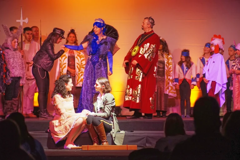Am Hofstaat von König Sarastro. Monostatos (Theresa Kramreither) küsst die Hand der Königin der Nacht (Petra Ruzicka). Sarastro (Jürgen Hanisch) und vorne Pamina (Angelika Böhm) und Tamino (Rebecca Haidl)